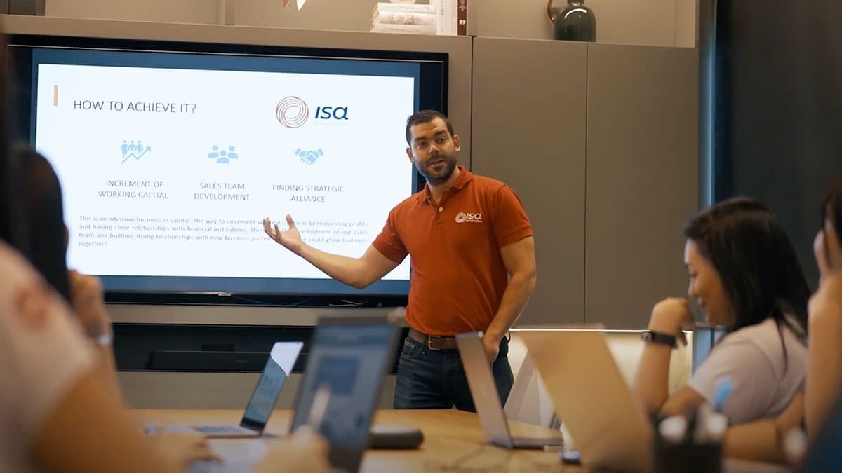 Juan Ricardo Isaza dando una presentación sobre ISA Foods