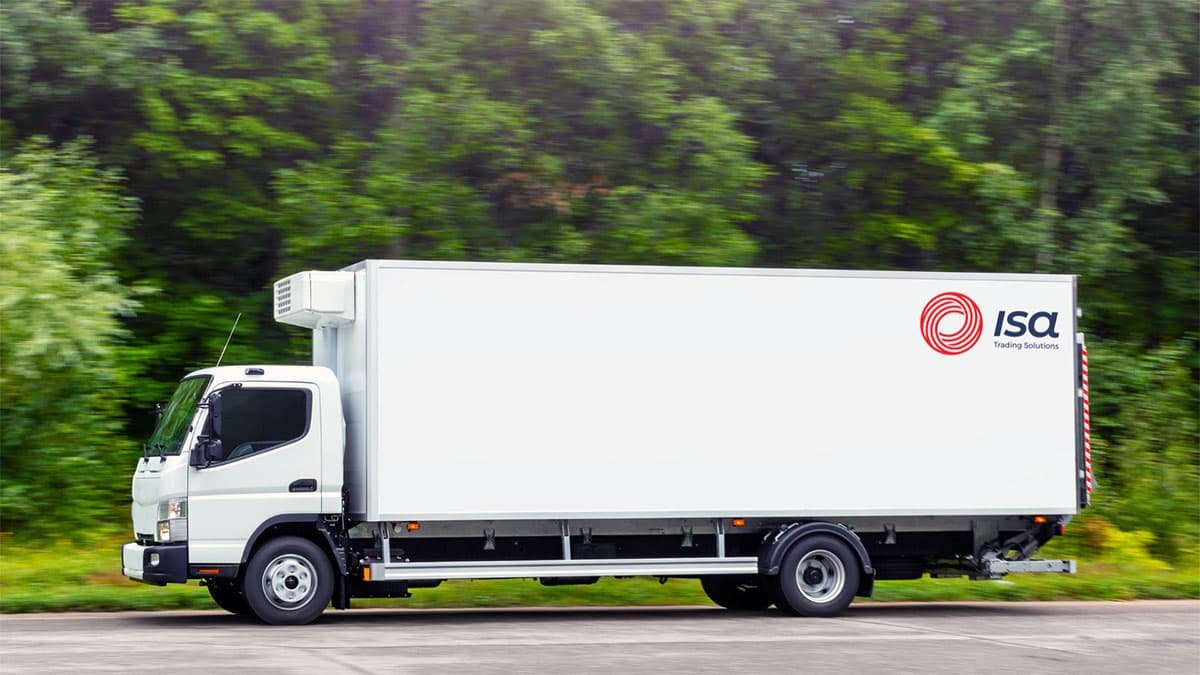 Camión blanco en una carretera con el logo de ISA Foods